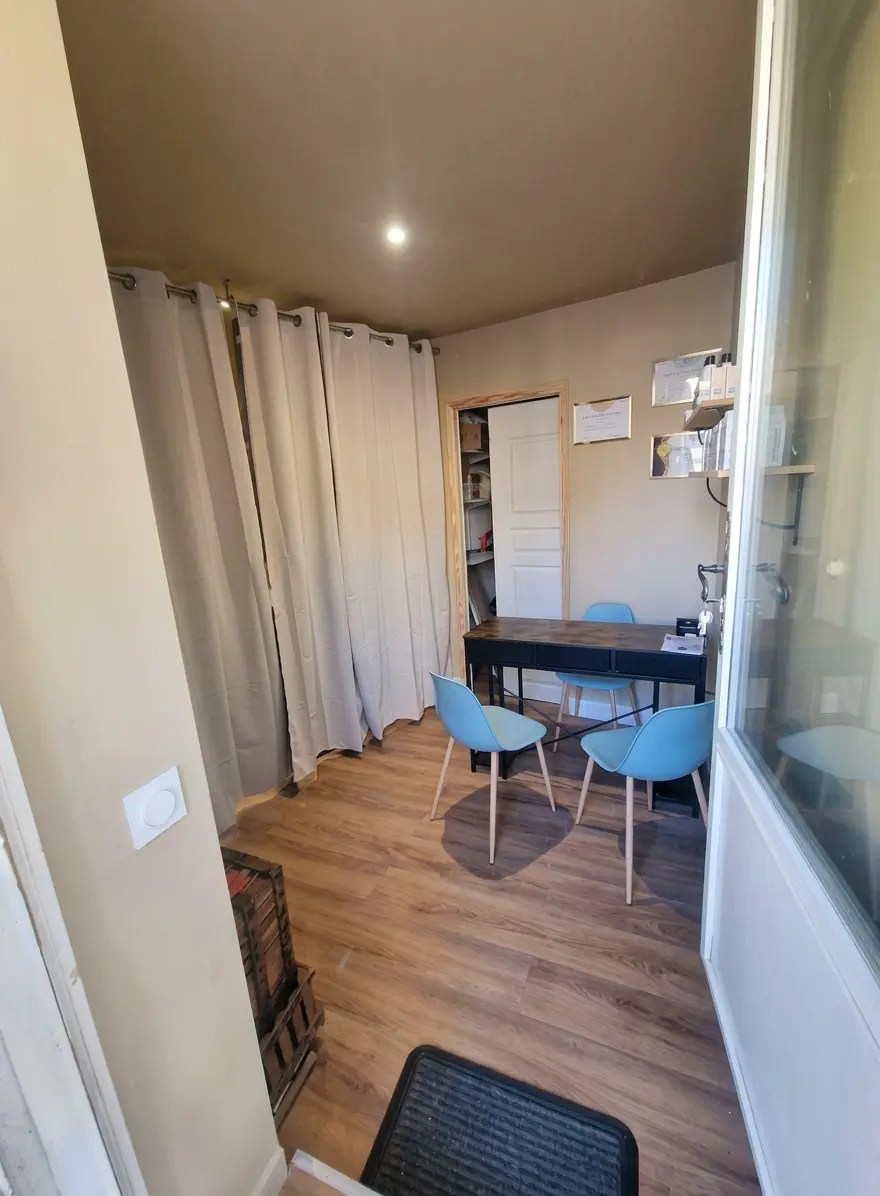 495340561_122094252662877475_565068656495910890_n (1) Cabine privée de consultation capillaire à Aigues-Vives