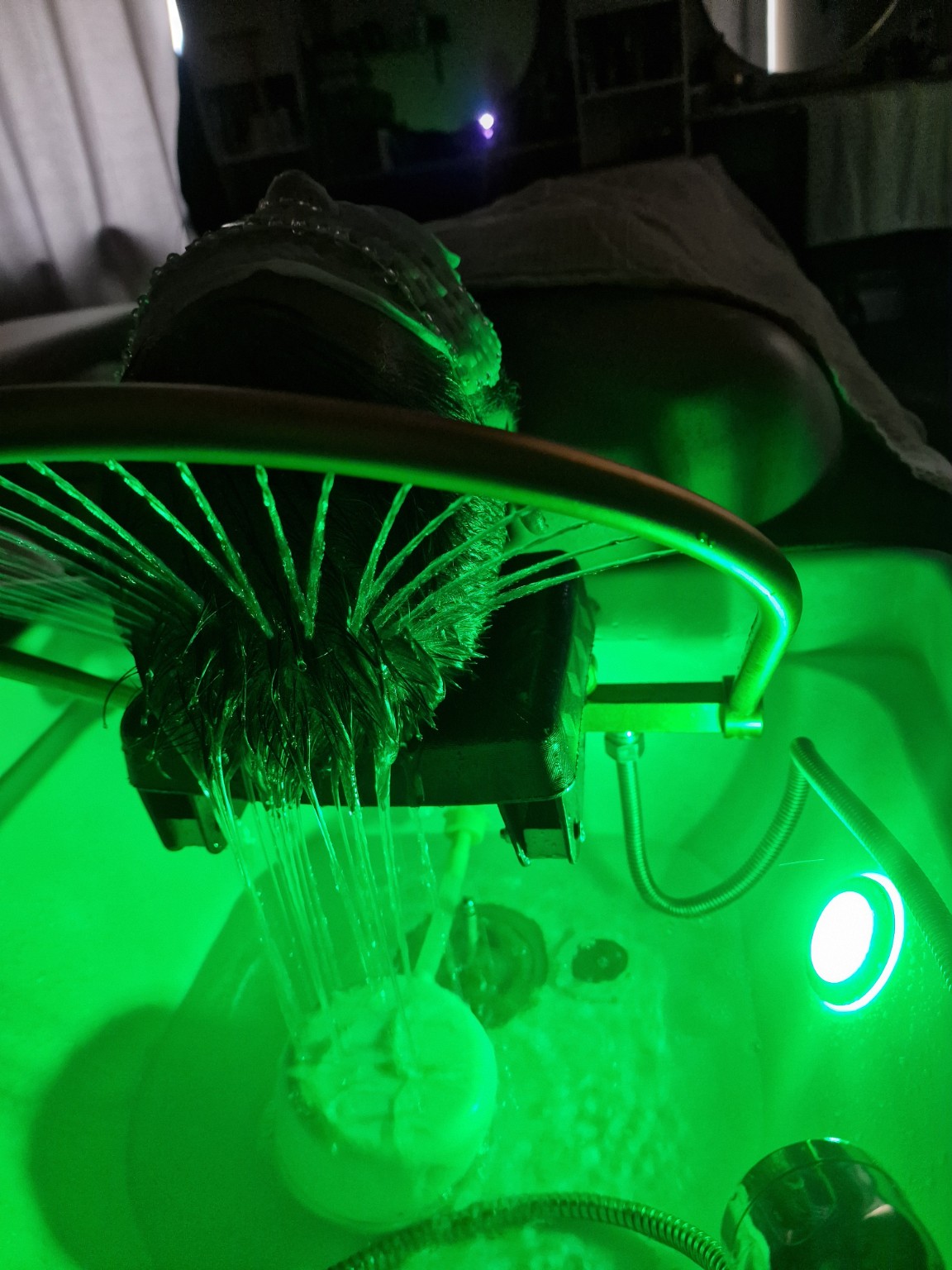Head Spa et arceau lumineux pendant un soin relaxant