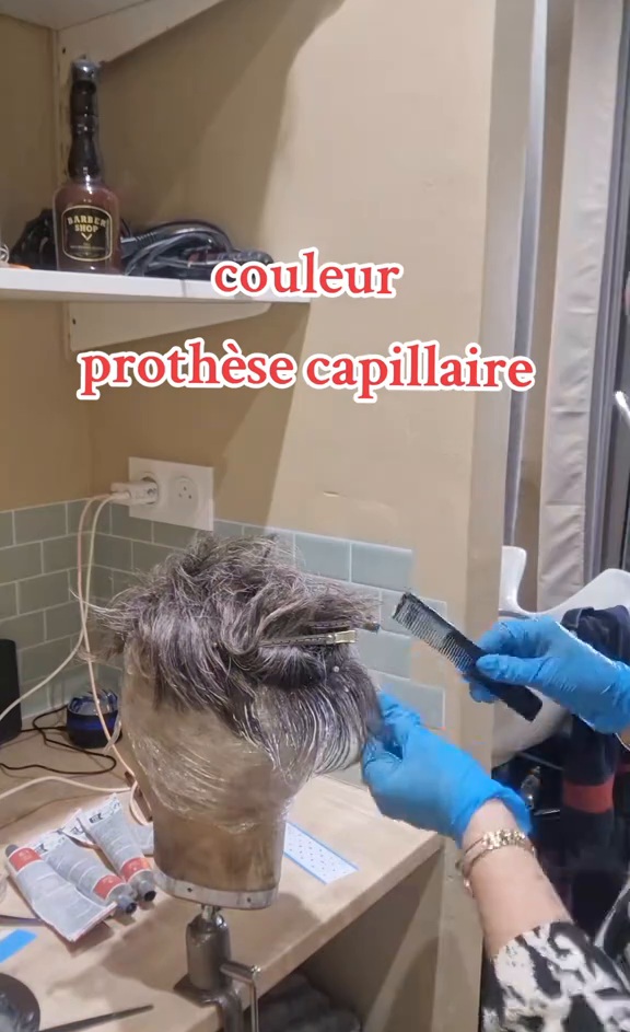 Préparation technique d'un complément capillaire pendant une démonstration